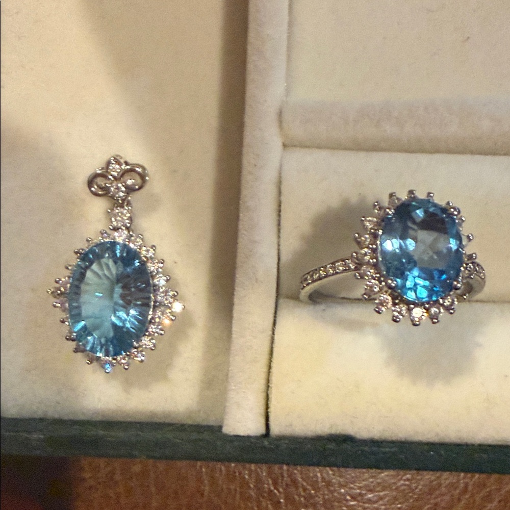 Stunning sparkling blue sapphire in 925 silver Jewelry Set